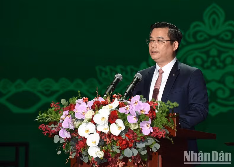 El director general de Vietconbank informa sobre el desarrollo del banco a lo largo de 60 años.