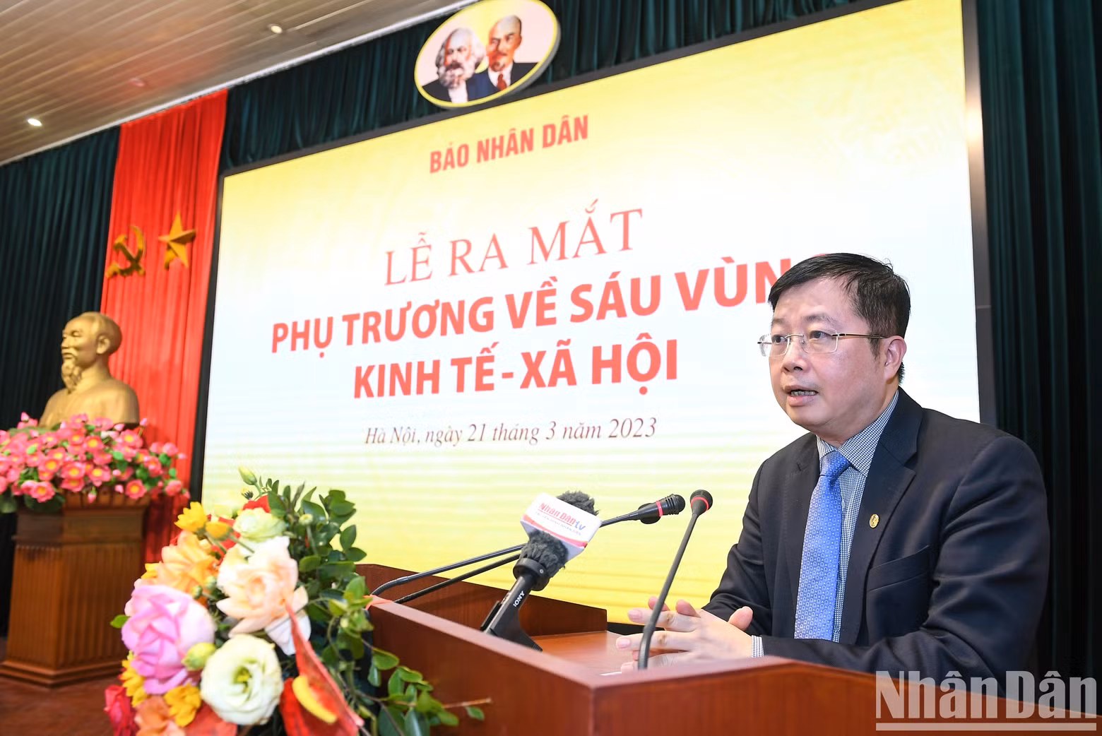 [Foto] Periódico Nhan Dan lanza subpágina sobre seis regiones socioeconómicas ảnh 5