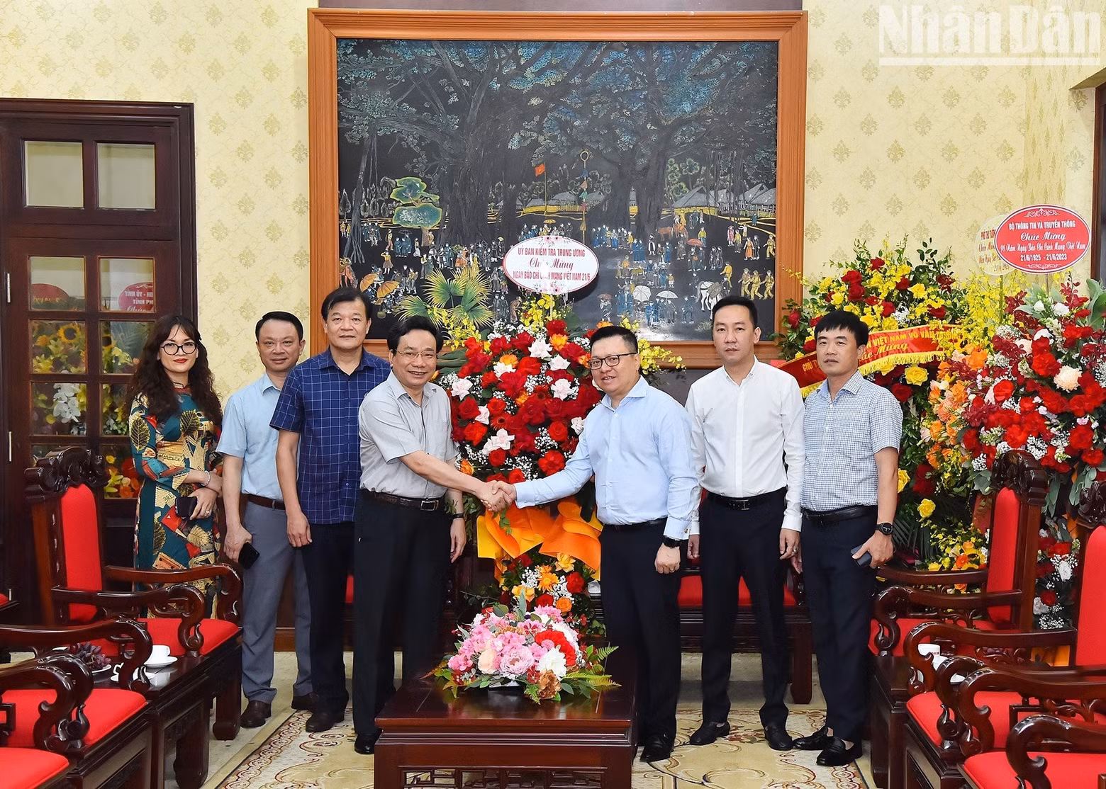 El vicejefe del Comité de Control Disciplinario del Comité Central del Partido, Nghiem Phu Cuong, felicita a Nhan Dan.