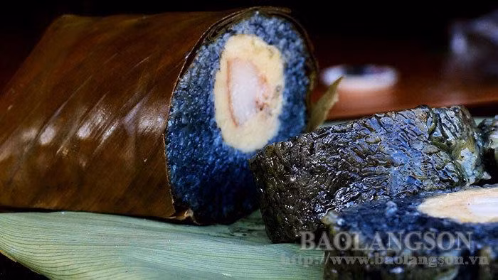 El Banh Chung Den tiene olor fragante, textura glutinosa y frescura al comerse. Hoy en día este plato se disfruta no solo en los días festivos, sino también en la comida cotidiana.