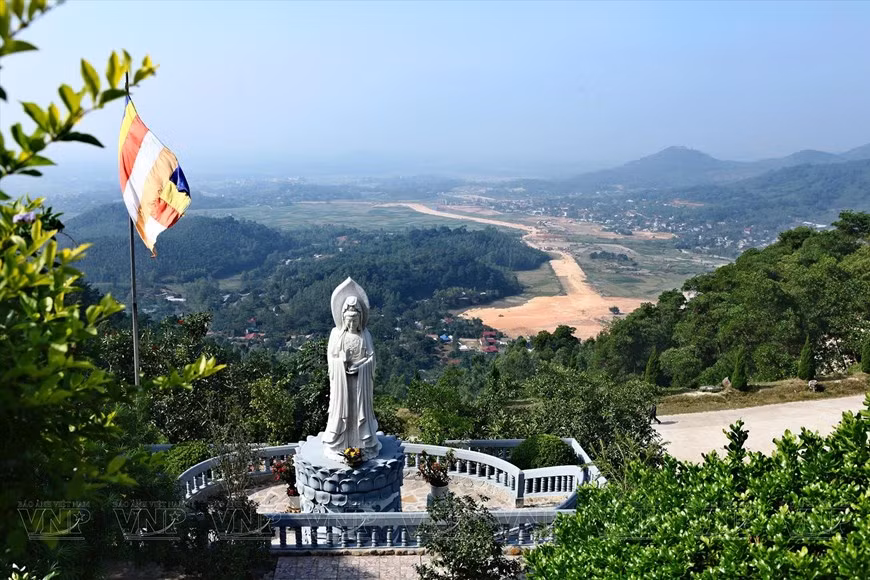 El Truc Lam Tay Thien es uno de los tres monasterios más grandes de Vietnam construido junto al antiguo sitio de reliquias de Tay Thien.