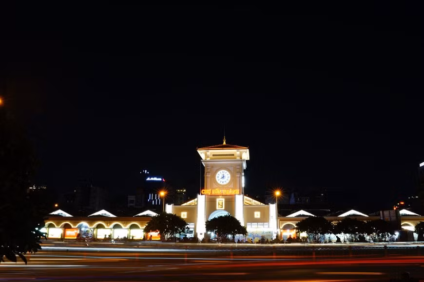 El mercado Ben Thanh por la noche deviene un destino atractivo para los turistas.