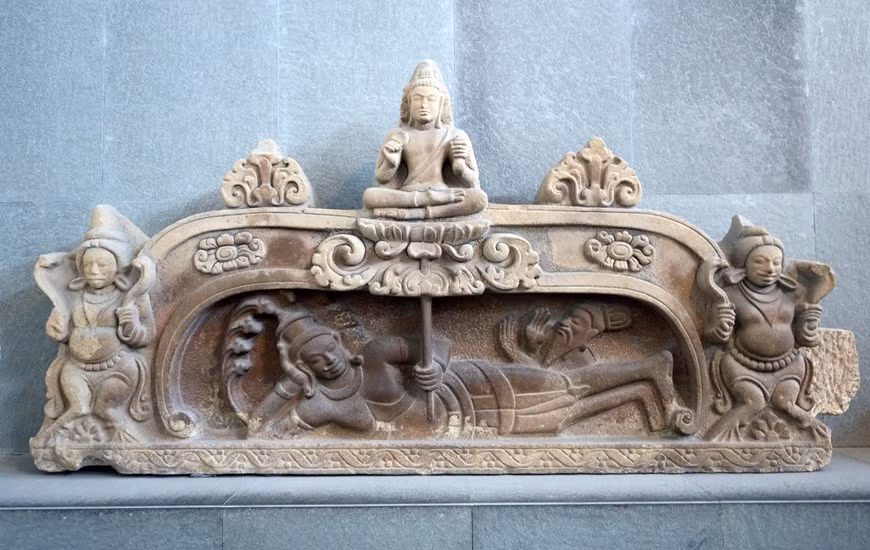 El relieve de Brahma, hecho de arenisca, tiene su origen en My Son (provincia de Quang Nam), data de los siglos VII – VIII y fue reconocido como Tesoro Nacional en 2024. Se trata de una talla decorativa en el arco de la torre My Son E1 y fue traído al museo en 1935.