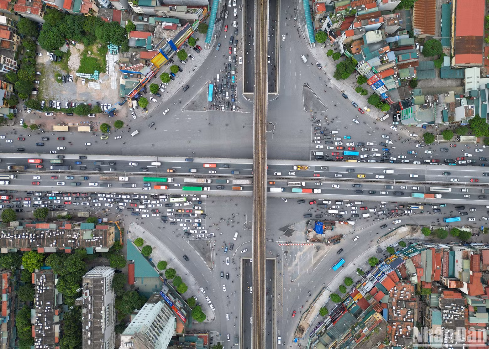 En la intersección multinivel Nguyen Trai-Khuat Duy Tien incluye carreteras, túneles, autopistas elevadas y vías ferrocarriles urbanos, imprimiendo un aire de modernidad a la capital vietnamita. En la intersección multinivel Nguyen Trai-Khuat Duy Tien incluye carreteras, túneles, autopistas elevadas y vías ferrocarriles urbanos, imprimiendo un aire de modernidad a la capital vietnamita.