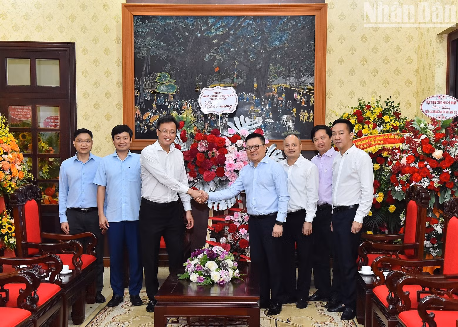 El secretario del Comité del Partido de la provincia de Hung Yen congratula a Nhan Dan con motivo del Día de la Prensa Revolucionaria.