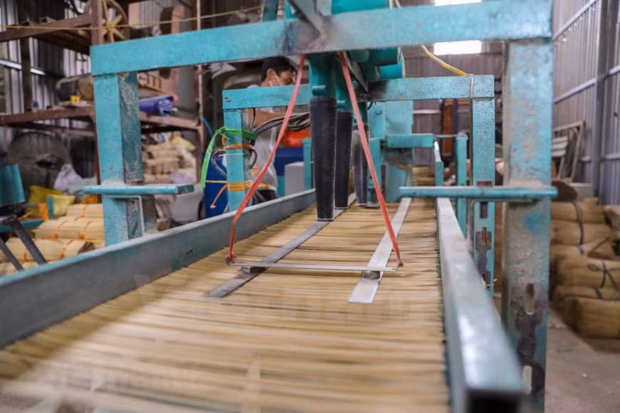 Este pueblo se encuentra entre varios repartidos por todo Vietnam que producen incienso, el aroma de cada lote adaptado a los gustos de las regiones y países en los que se venderán. Los inciensos son habituales en las casas vietnamitas, en donde suelen usarse en ritos para recordar a sus ancestros. Los inciensos también son usados para los ritos religiosos, festividades y ceremonias. En la aldea de Quang Phu Cau, las familias han dedicado a la elaboración de incienso durante más de un siglo. Las varillas de incienso de Quang Phu Cau no solo son preferidas por los clientes nacionales, sino también se exportan a muchos países.