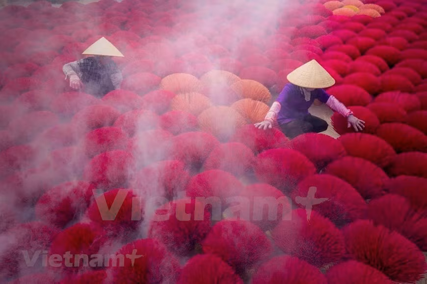Todas las partes de las aldeas de Cau Bau, Phu Luong Thuong y Dao Tu de la comuna están llenas de incienso de color rosa y rojo. Con varillas de incienso para exportación, el material es Vau, una especie de bambú, porque es fácilmente inflamable pero no se rompe al arder. Este tipo de incienso debe ser hecho a máquina para asegurar que quede uniforme, redondo y brillante. Mientras tanto, las varillas de incienso para el mercado nacional se usan Nua, una especie de bambú y se cortan a mano. Este tipo puede ser redondo o cuadrado, pero es necesario remojarlo en el agua para evitar ser un escarabajo.