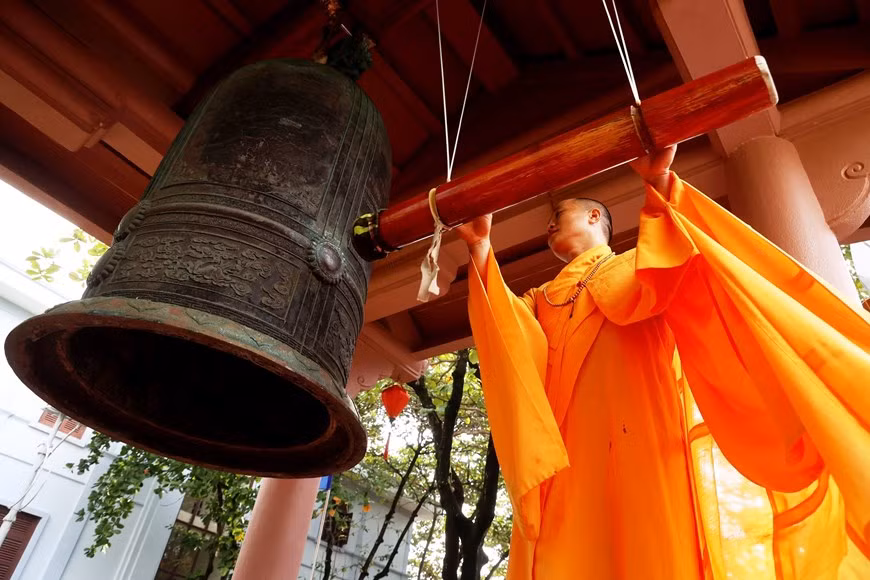 El venerable Thich Nhuan Dat, abad de la pagoda de Truong Sa, toca la campana.