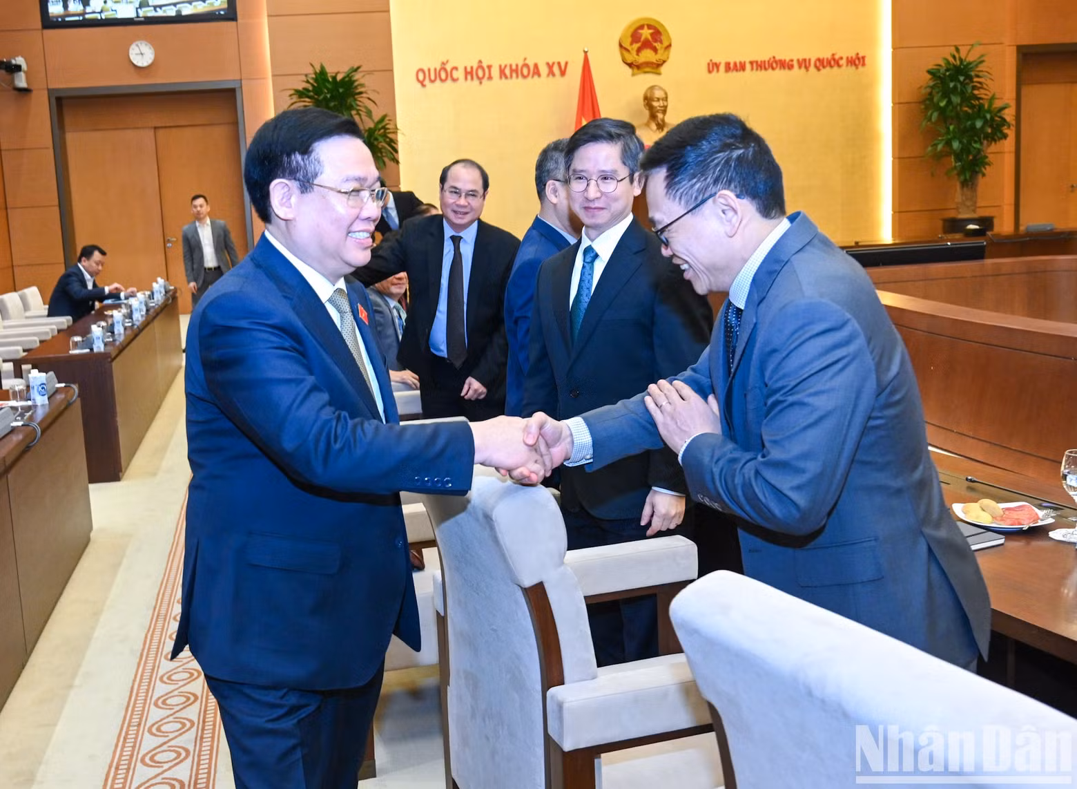 El presidente de la Asamblea Nacional Vuong Dinh Hue y los jefes de las dependencias diplomáticas de Vietnam en el extranjero.