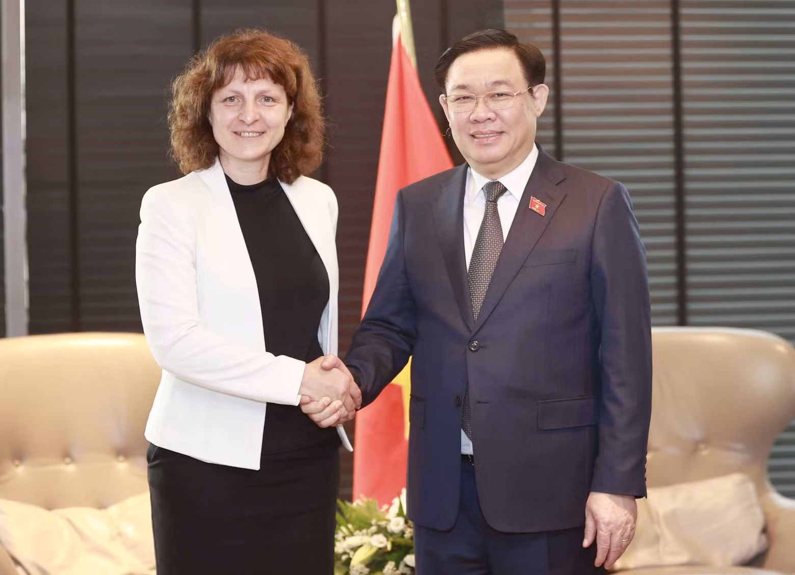 El presidente de la Asamblea Nacional de Vietnam, Vuong Dinh Hue, recibe a la directora ejecutiva Krasimira Vandeva. (Fotografía: VNA) El presidente de la Asamblea Nacional de Vietnam, Vuong Dinh Hue, recibe a la directora ejecutiva Krasimira Vandeva. (Fotografía: VNA)
