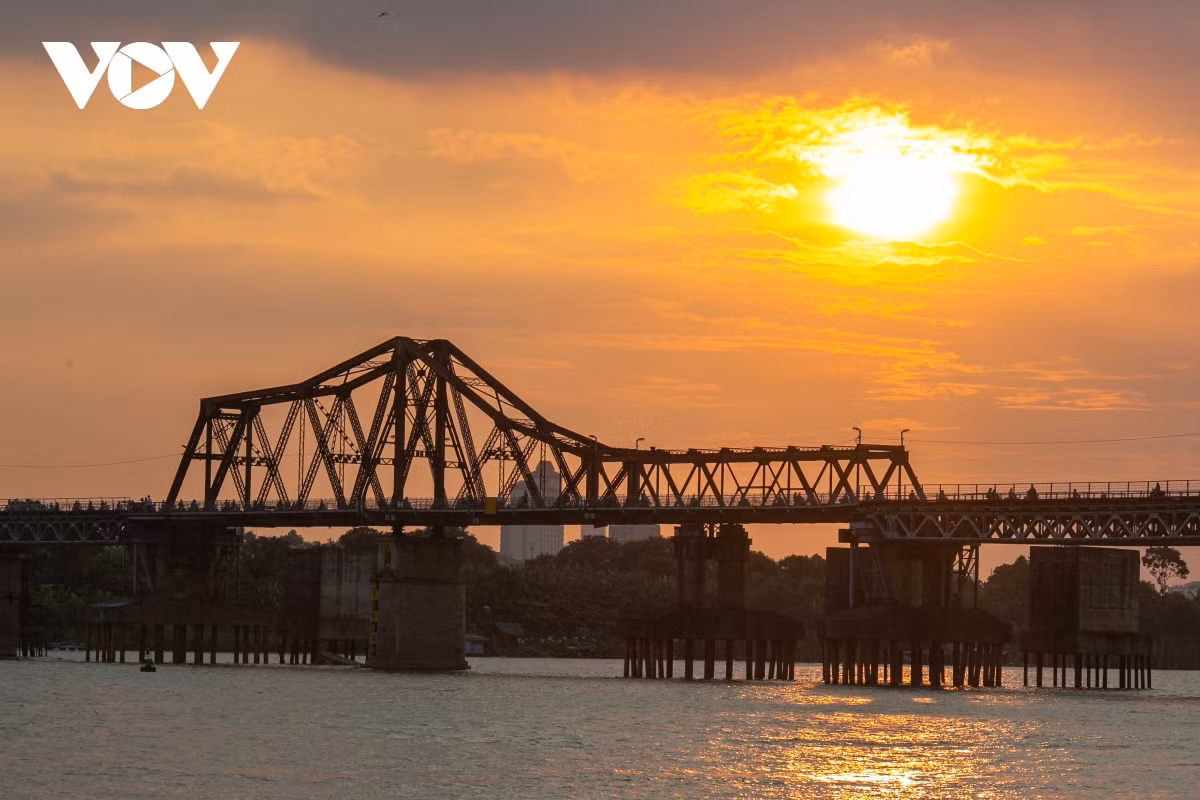Hermoso atardecer desde el muelle de Ngoc Lam.