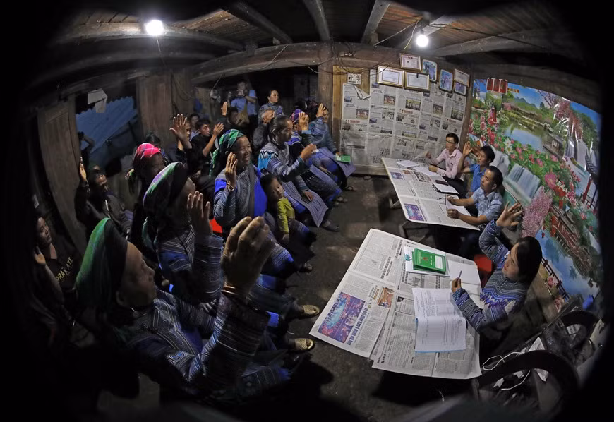 Una reunión para seleccionar a las personas que pueden recibir préstamos preferenciales en la aldea de Thang Chu Pen, en la comuna de Ta Ngai Cho, en el distrito de Muong Khuong, de la provincia norteña de Lao Cai.