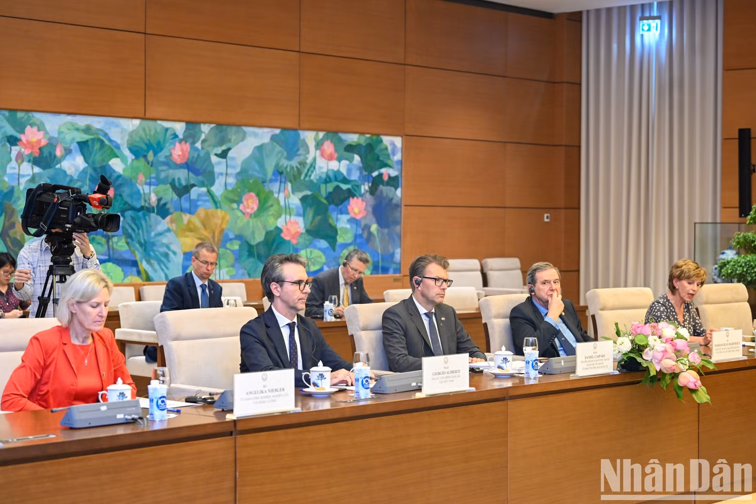 El presidente del Grupo Parlamentario encargado de las relaciones con los países del Sudeste Asiático y la Asean, Daniel Caspary, y el embajador de la Unión Europea en Vietnam, Giorgio Aliberti, en el evento. El presidente del Grupo Parlamentario encargado de las relaciones con los países del Sudeste Asiático y la Asean, Daniel Caspary, y el embajador de la Unión Europea en Vietnam, Giorgio Aliberti, en el evento.