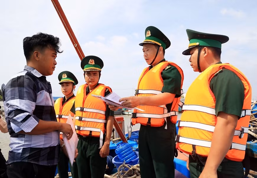 Oficiales y soldados en la guardia fronteriza de Rach Goc (Ca Mau) supervisan los documentos para propietarios de barcos pesqueros. Oficiales y soldados en la guardia fronteriza de Rach Goc (Ca Mau) supervisan los documentos para propietarios de barcos pesqueros.