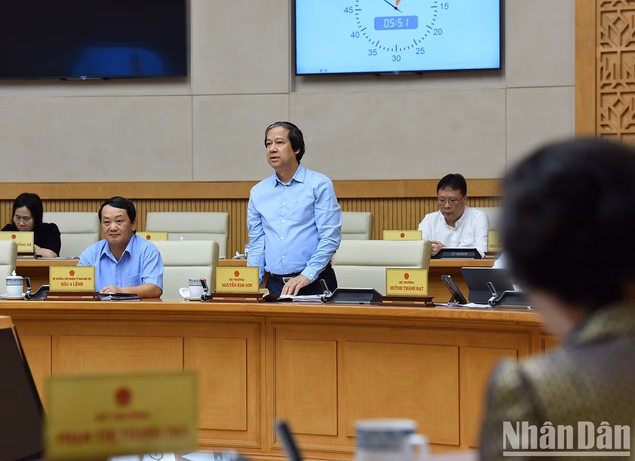 El ministro de Educación y Formación Nguyen Kim Son interviene en la reunión.