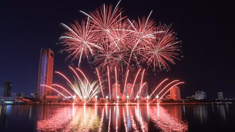 El equipo italiano lanza fuegos artificiales terrestres con motivos luminosos únicos sobre el río Han.