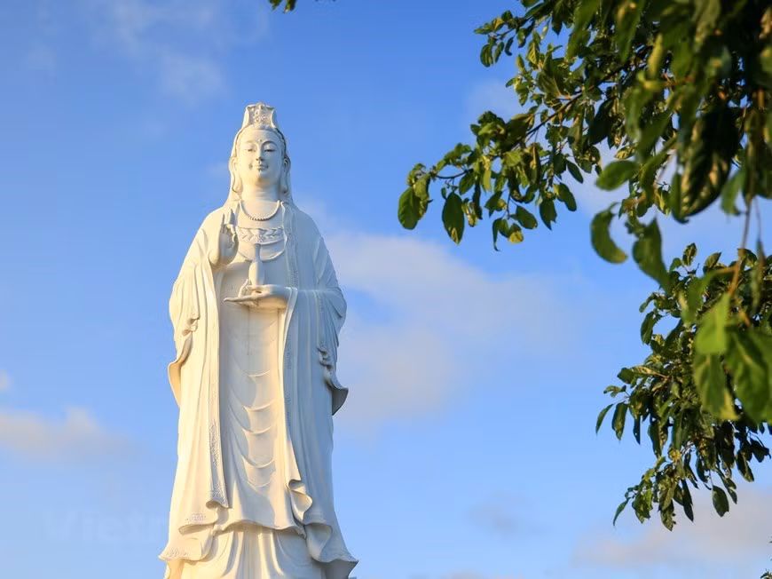 Además de visitar y conocer sobre la cultura religiosa, la pagoda de Linh Ung también es un destino ideal para relajarse y encontrar la paz en la bulliciosa vida.