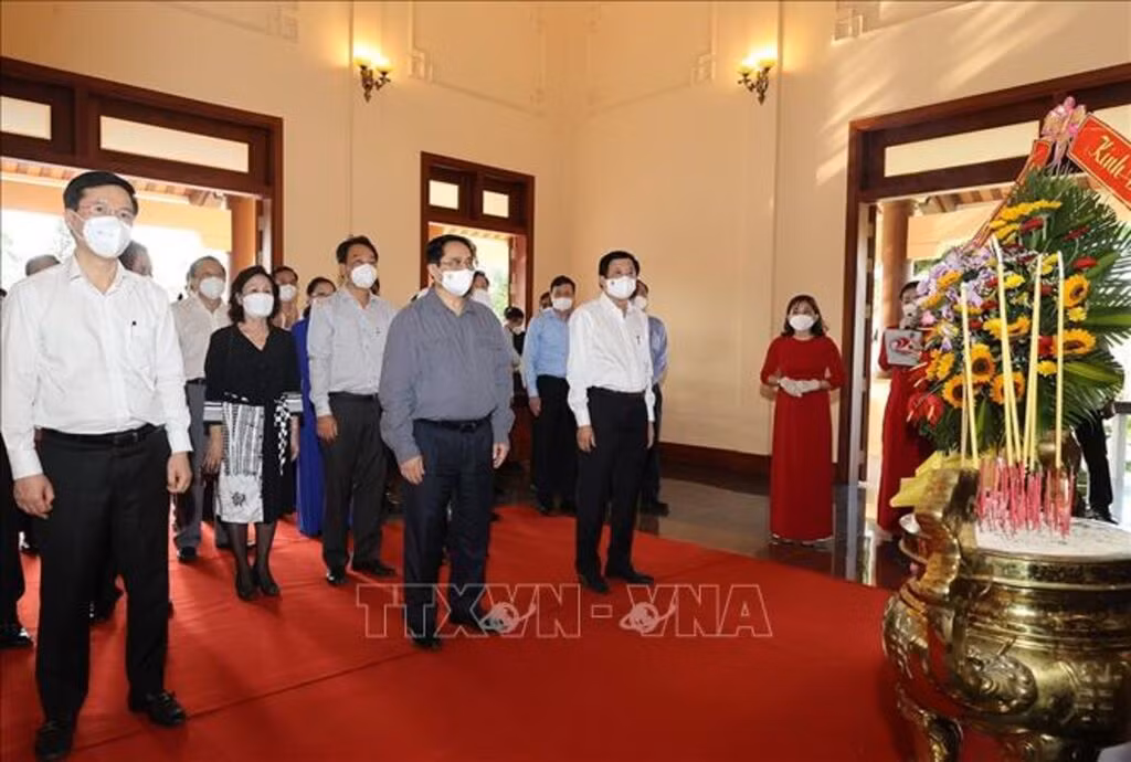 El primer ministro Pham Minh Chinh y su séquito rinden homenaje al difunto premier Vo Van Kiet. (Fotografía: VNA)