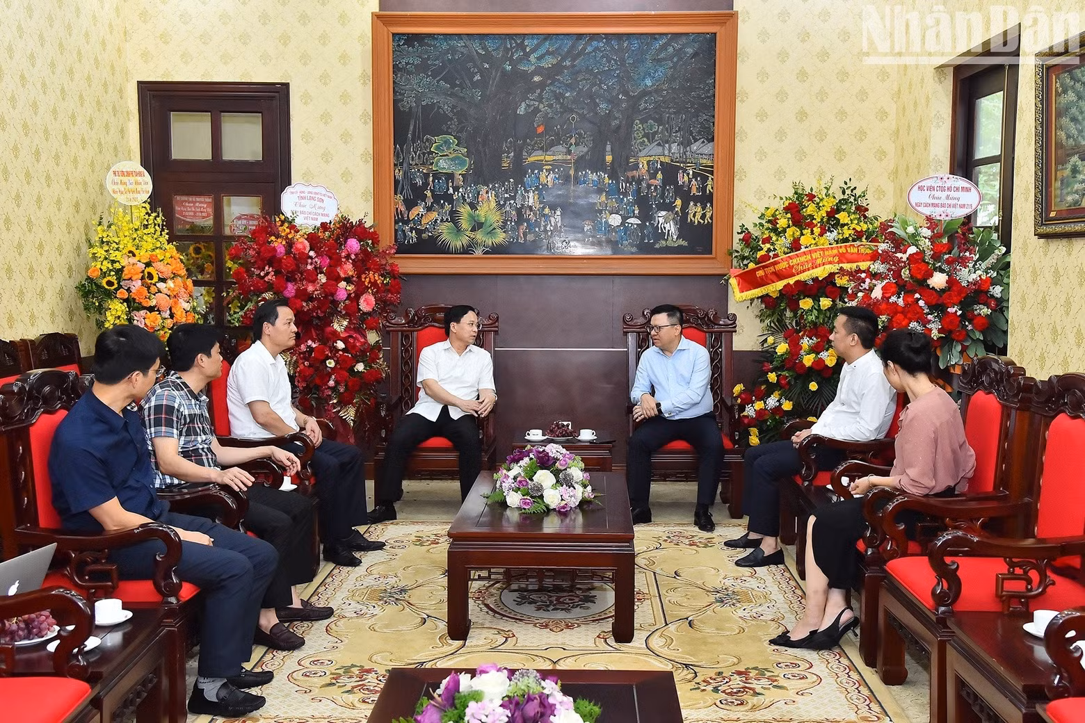La delegación de la Asamblea Nacional de la provincia de Lang Son visita el periódico en la ocasión.