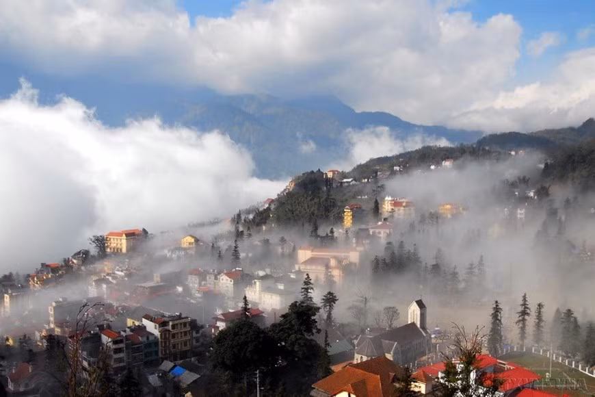 Escena de un distrito de ensueño, campos de arroz en terrazas de color dorado, mares de nubes blancas tan suaves como el algodón en medio del valle de Sapa.