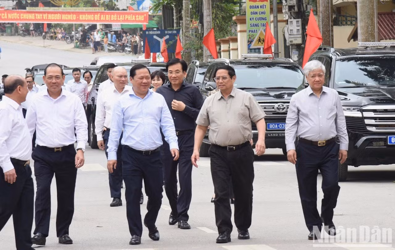 El primer ministro y también presidente del Consejo Central de Emulación y Recompensas, Pham Minh Chinh, asiste al lanzamiento del movimiento social "Eliminar casas temporales y en ruinas en todo el país".