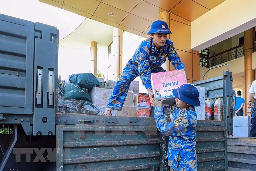 Ante la llegada del Año Nuevo Lunar, los barcos de la Zona 4 de la Fuerza Naval han traslado productos básicos a los soldados y pobladores de Truong Sa (Spratly).