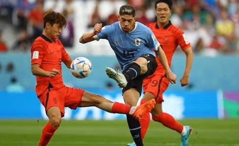 Uruguay y Corea del Sur intentan jugar ofensivamente.