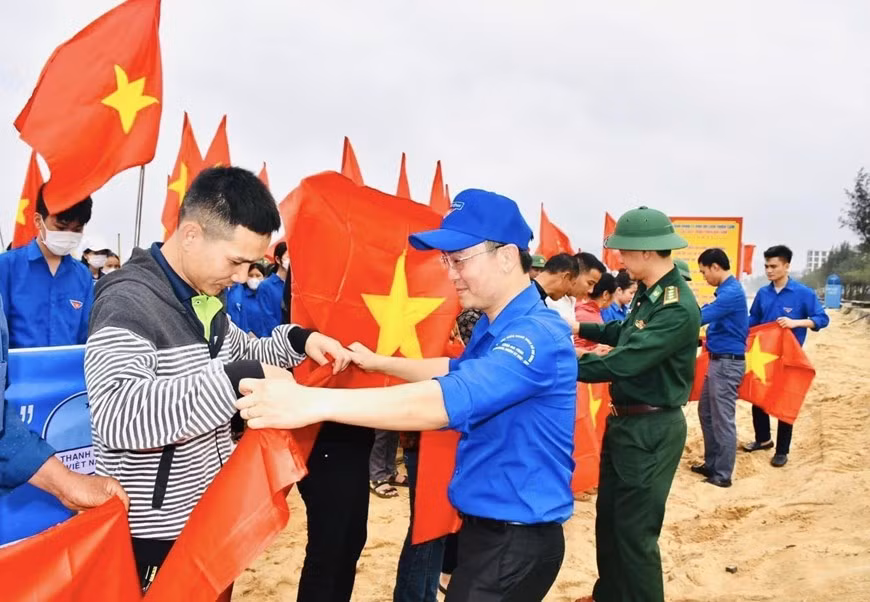 Fuerzas competentes de la provincia central de Ha Tinh entregan la bandera nacional y alientan a los pescadores a salir al mar. Fuerzas competentes de la provincia central de Ha Tinh entregan la bandera nacional y alientan a los pescadores a salir al mar.
