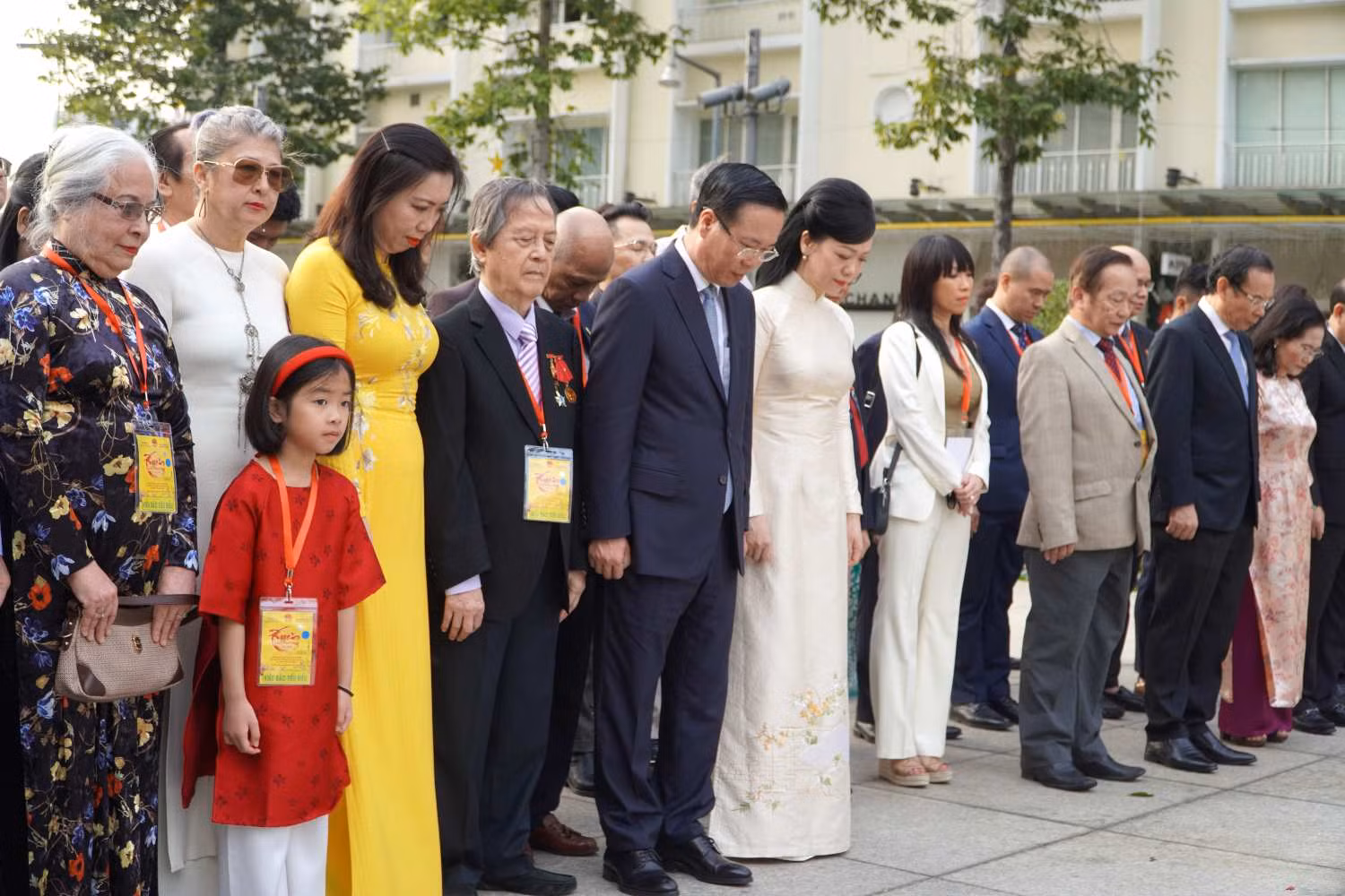 El presidente Vo Van Thuong, su esposa y los vietnamitas residentes en el exterior rinden tributo al Presidente Ho Chi Minh. (Fotografía: laodong.vn)