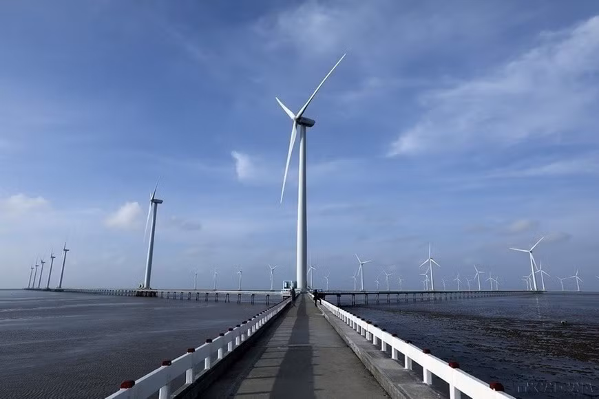 La planta de energía eólica de Bac Lieu contribuye de manera significativa a la protección del medio ambiente y a la reducción del impacto del cambio climático. La planta de energía eólica de Bac Lieu contribuye de manera significativa a la protección del medio ambiente y a la reducción del impacto del cambio climático.