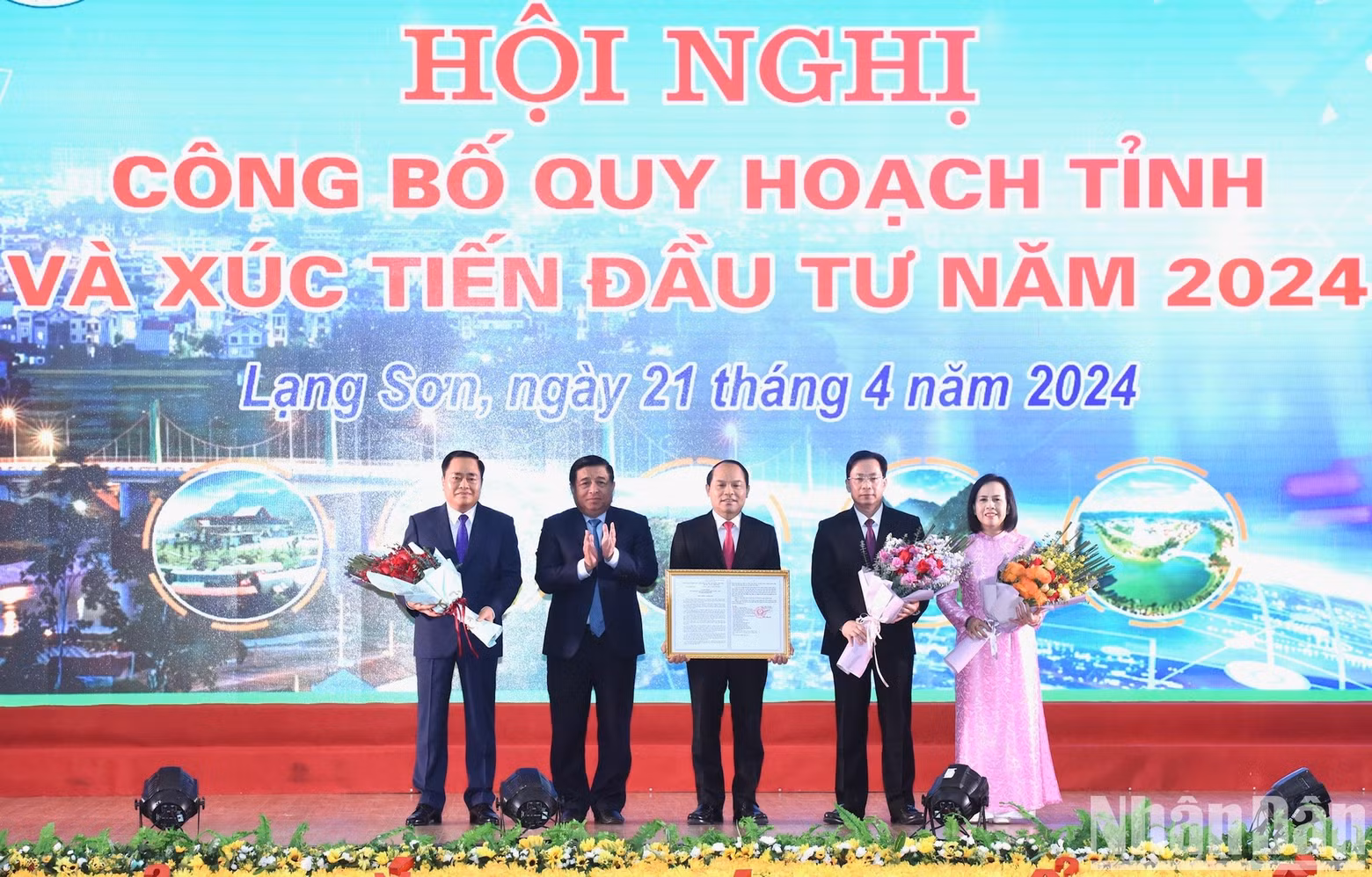 El ministro de Planificación e Inversión Nguyen Chi Dung entrega la Decisión de aprobación de la Planificación de Lang Son.