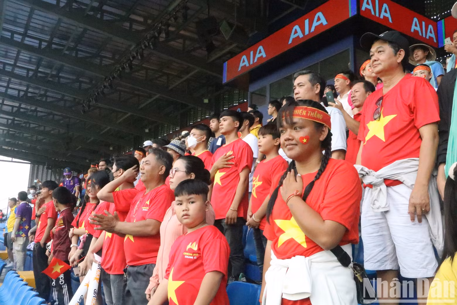 Muchos jóvenes de origen vietnamita vienen a animar al equipo de su tierra natal. Muchos jóvenes de origen vietnamita vienen a animar al equipo de su tierra natal.