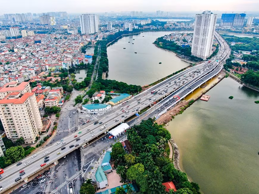 Periférico número 3 atraviesa la península de Linh Dam y conecta el centro de Hanói con su entrada sur. Periférico número 3 atraviesa la península de Linh Dam y conecta el centro de Hanói con su entrada sur.