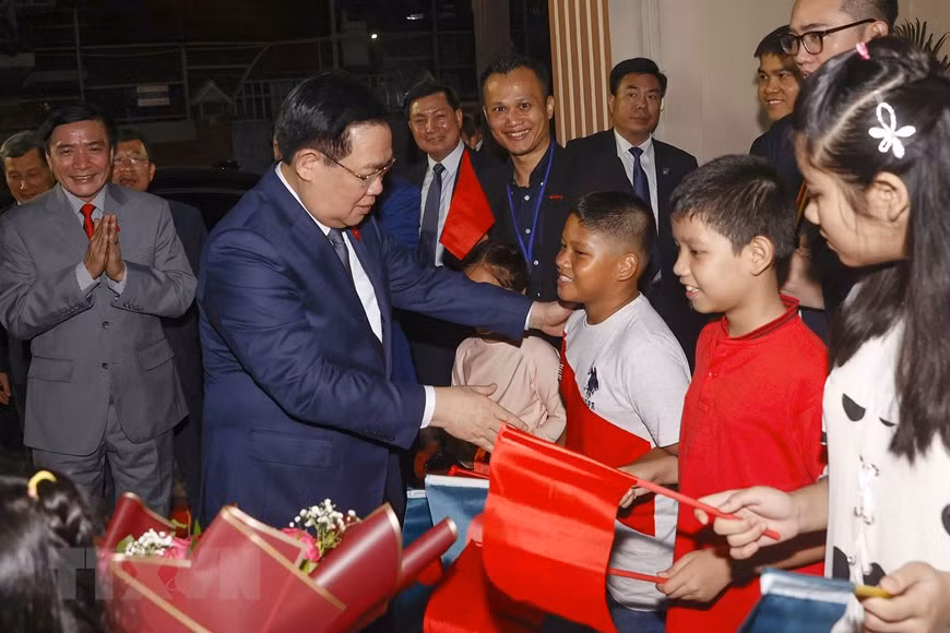 El presidente de la Asamblea Nacional de Vietnam, Vuong Dinh Hue, visitó la Embajada de Vietnam en Bangladés. (Fotografía: VNA)