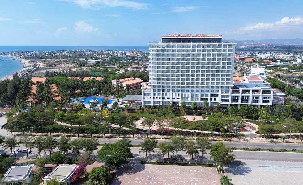 Se invierten y construyen hoteles y complejos turísticos costeros para satisfacer las necesidades vacacionales de los turistas en la ciudad de Phan Rang - Thap Cham (Ninh Thuan). Se invierten y construyen hoteles y complejos turísticos costeros para satisfacer las necesidades vacacionales de los turistas en la ciudad de Phan Rang - Thap Cham (Ninh Thuan).