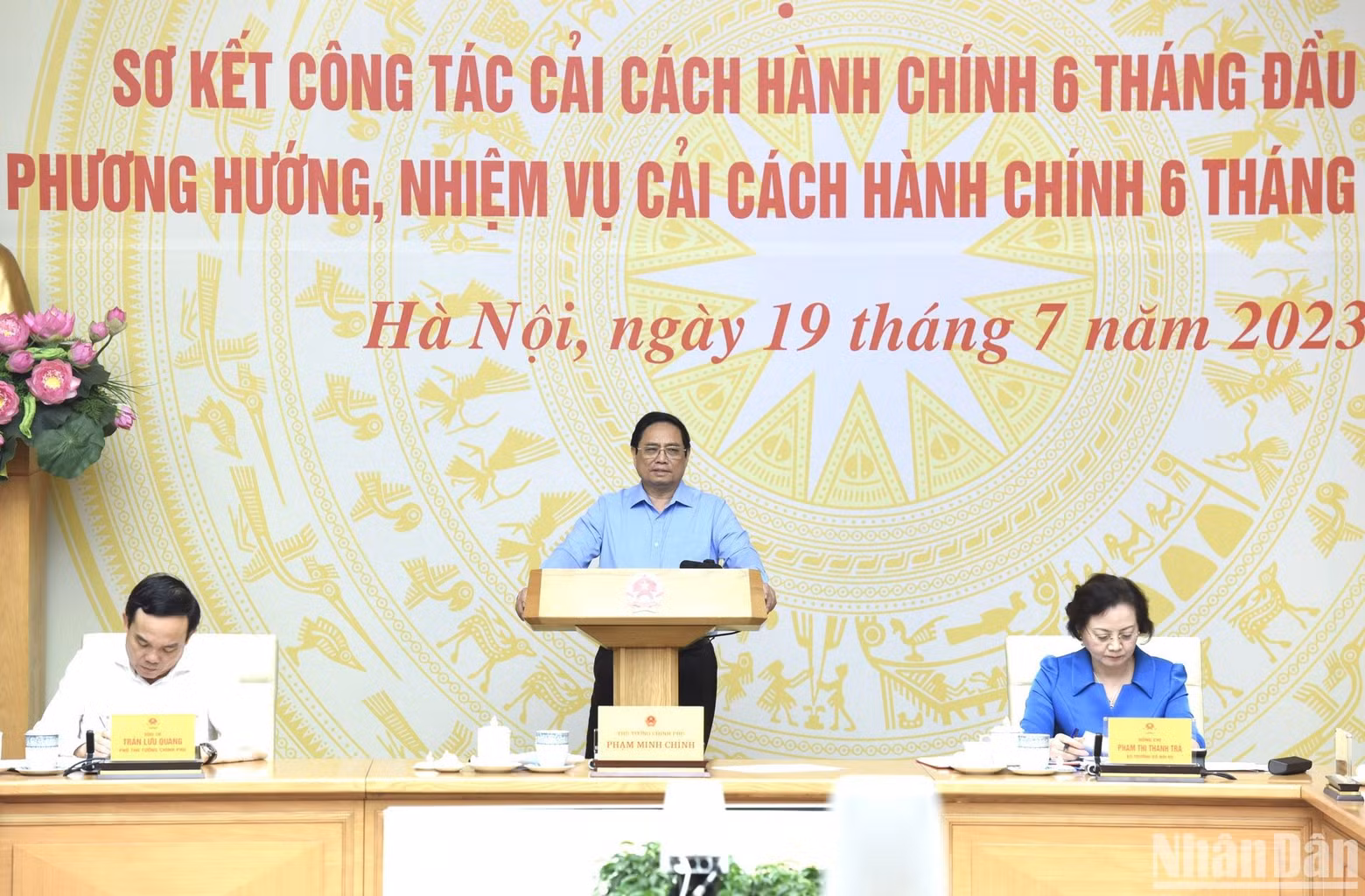 El primer ministro Pham Minh Chinh concluye la reunión.