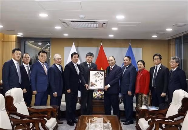 El presidente de Vietnam, Nguyen Xuan Phuc, recibe al presidente de la Asociación de Amistad Corea del Sur-Vietnam, Kim Joon. (Fotografía: VNA)