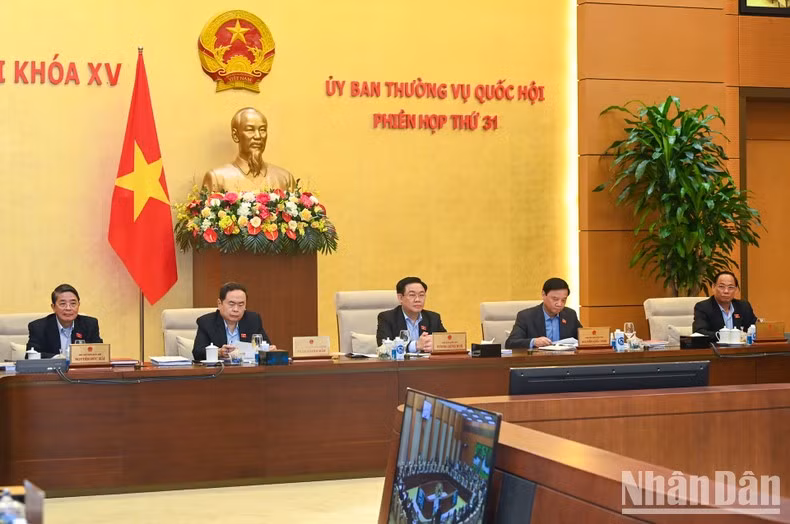 El presidente de la Asamblea Nacional Vuong Dinh Hue y los vicepresidentes en la reunión.