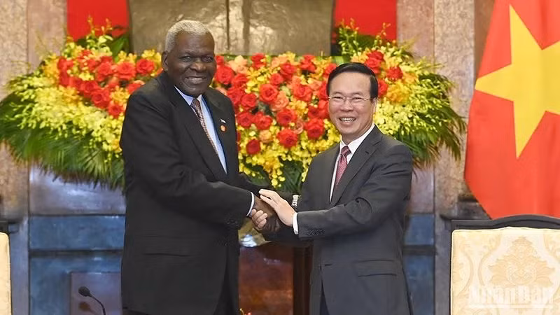 El presidente de Vietnam, Vo Van Thuong, saluda al titular de la Asamblea Nacional del Poder Popular de Cuba, Esteban Lazo Hernández.