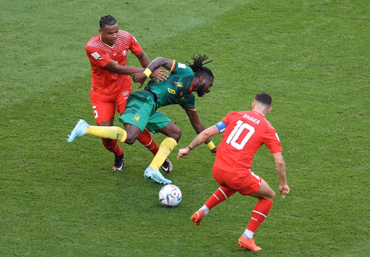 Tras lograr un gol, Suiza continúa proteger el marcador.
