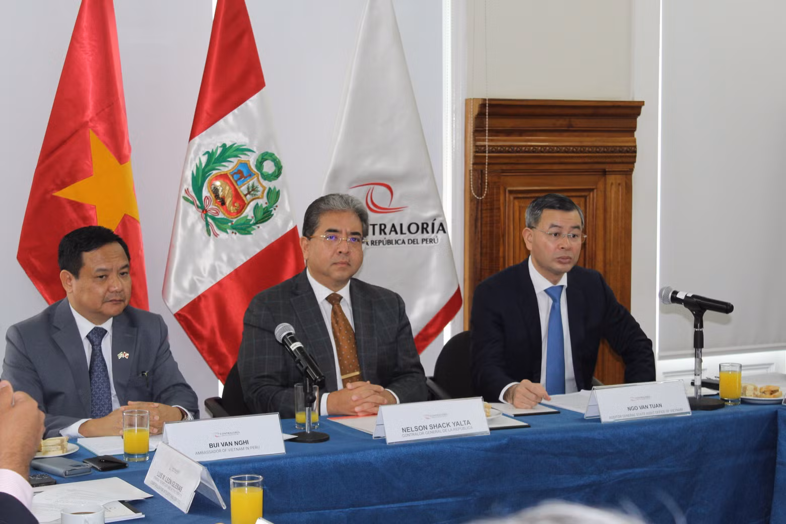 El auditor general estatal de Vietnam, Ngo Van Tuan, y el Contralor General del Perú, Nelson Eduardo Shack Yalta. (Fotografía: VNA)