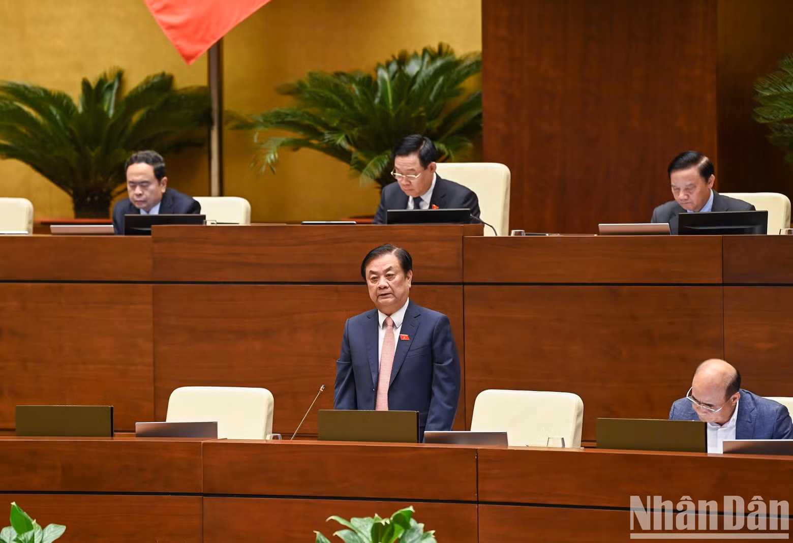 El ministro Le Minh Hoan responde a las cuestiones.