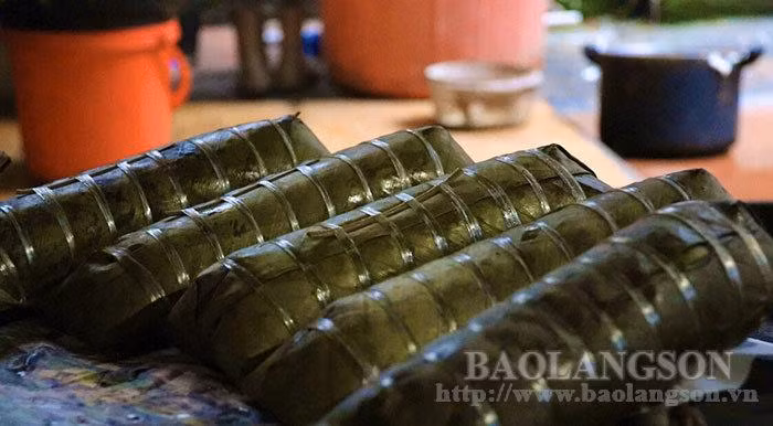 Los pasteles cocidos pasarán el agua fría y se secarán en una cesta plana.
