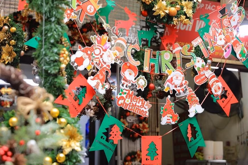 Según un comerciante local, los artículos navideños este año comenzaron a venderse inmediatamente después de la fiesta de disfraces de Halloween.