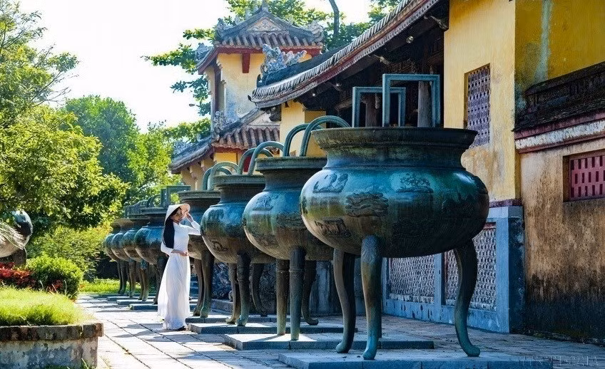 Las nueve calderas de bronce con trípode colocadas frente The Mieu (Templo de los ancestros) en la Ciudadela Imperial de Hue.