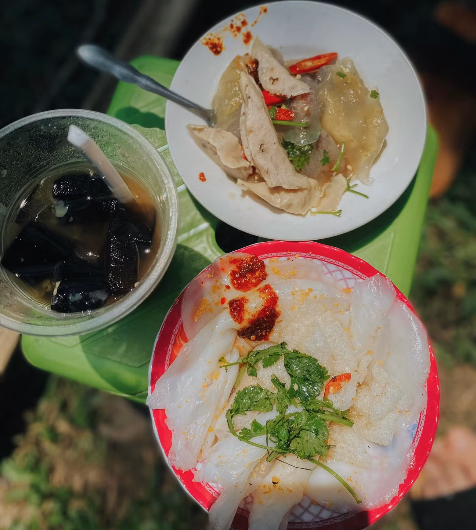 La gastronomía de Hue es famosa por la diversidad de fideos, tortas y pasteles.