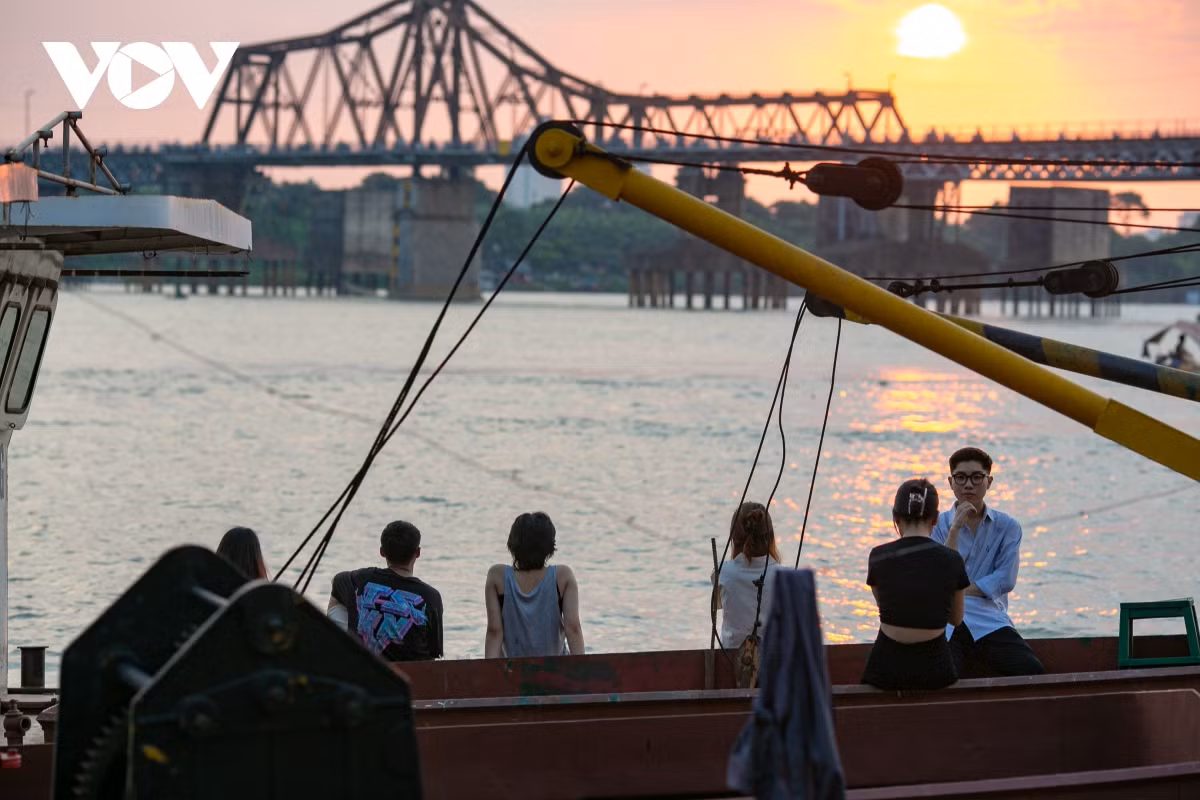 Por estos días, el embarcadero de Ngoc Lam está abarrotado todas las tardes por su ubicación privilegiada para contemplar la puesta de sol.