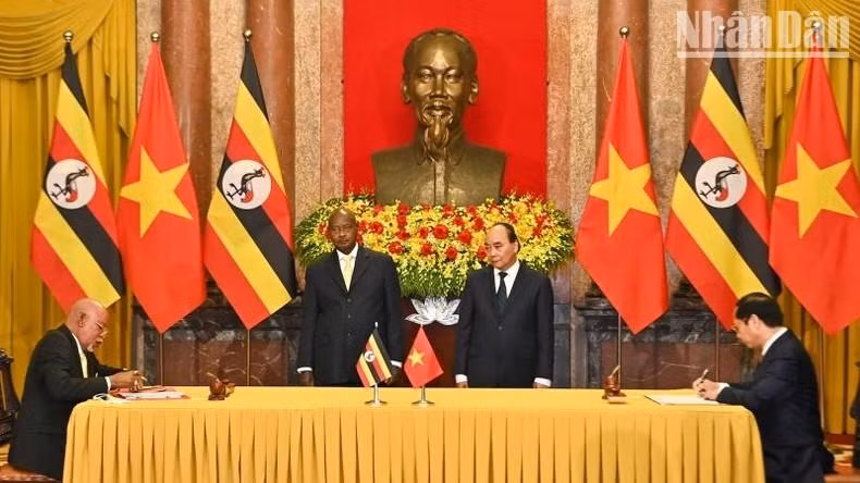 El presidente de Vietnam, Nguyen Xuan Phuc, y su homólogo ugandés, Yoweri Kaguta Museveni, presencian la firma de acuerdos de cooperación. El presidente de Vietnam, Nguyen Xuan Phuc, y su homólogo ugandés, Yoweri Kaguta Museveni, presencian la firma de acuerdos de cooperación.