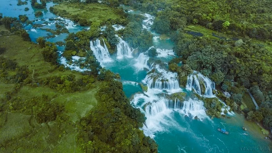 La cascada Ban Gioc crea una impresión abrumadora en los visitantes debido a su hermoso espacio, y cada corriente de agua que cae sobre la cascada genera espuma blanca.