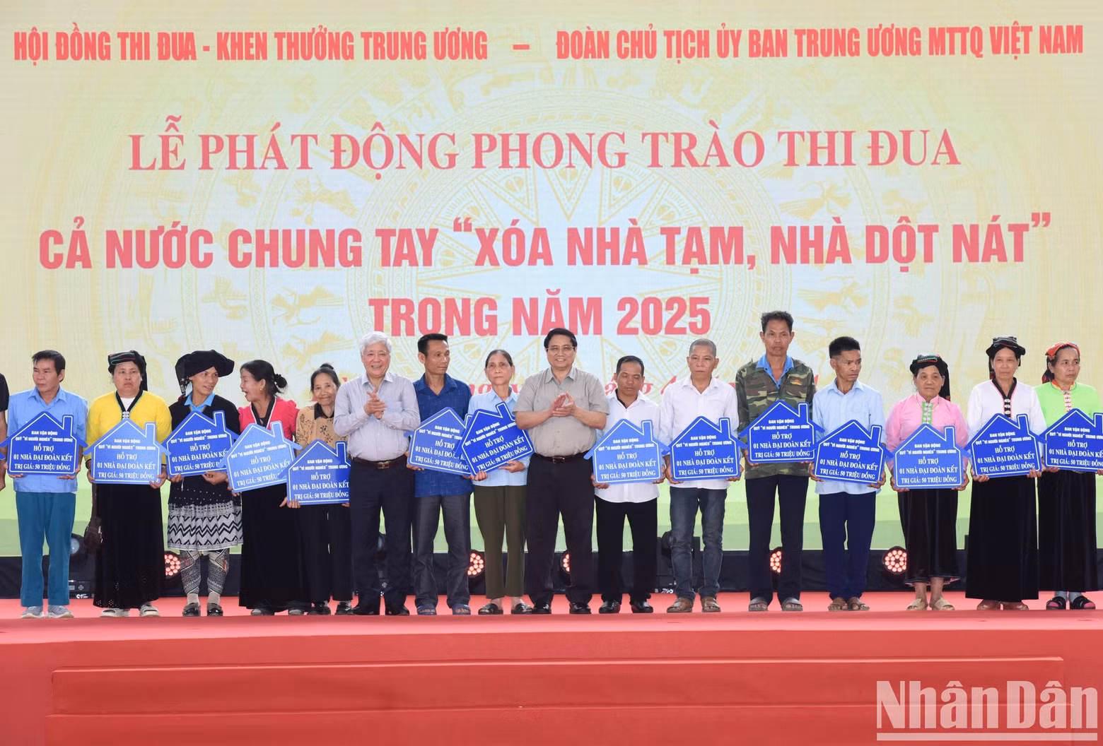 El primer ministro y el presidente del Comité del Frente de la Patria otorgan apoyo financiero a 100 familias en el distrito de Da Bac, provincia de Hoa Binh.